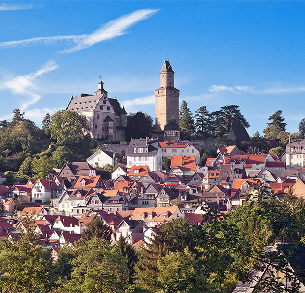 Blick auf Kronberg im Taunus mit Burg und Altstadt