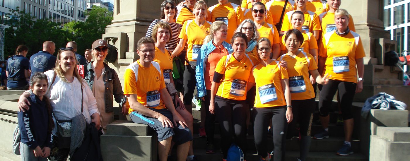 Mitarbeitende des Altkönig-Stift bei einer gemeinsamen Aktion